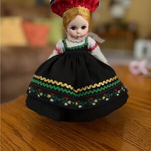 Vintage Madame Alexander miniature showcase Finland #561 8” Doll in Original Box